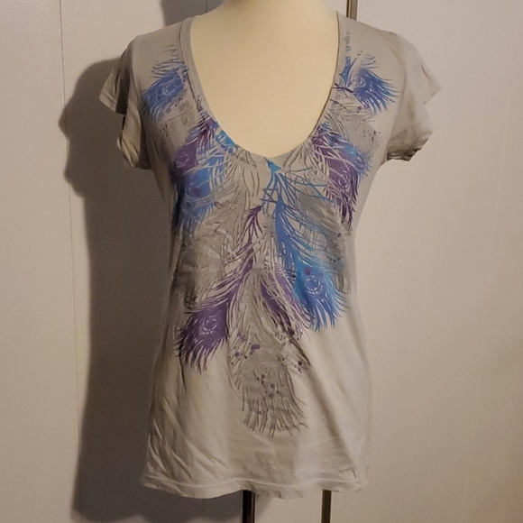 💞2/$12 Feather tshirt - Picture 1 of 4